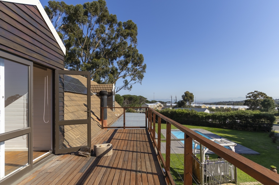 4 Bedroom Property for Sale in Sir Lowrys Pass Village Western Cape